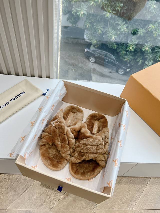 G021高版 Louis Vuitt路易威蹬lv毛毛拖 限定款居家酒店拖鞋 皮草拖鞋頂级品质水貂打造！超温暖的感觉，穿上仿佛踩在云朵上 经典水貂精致高级！ 面料