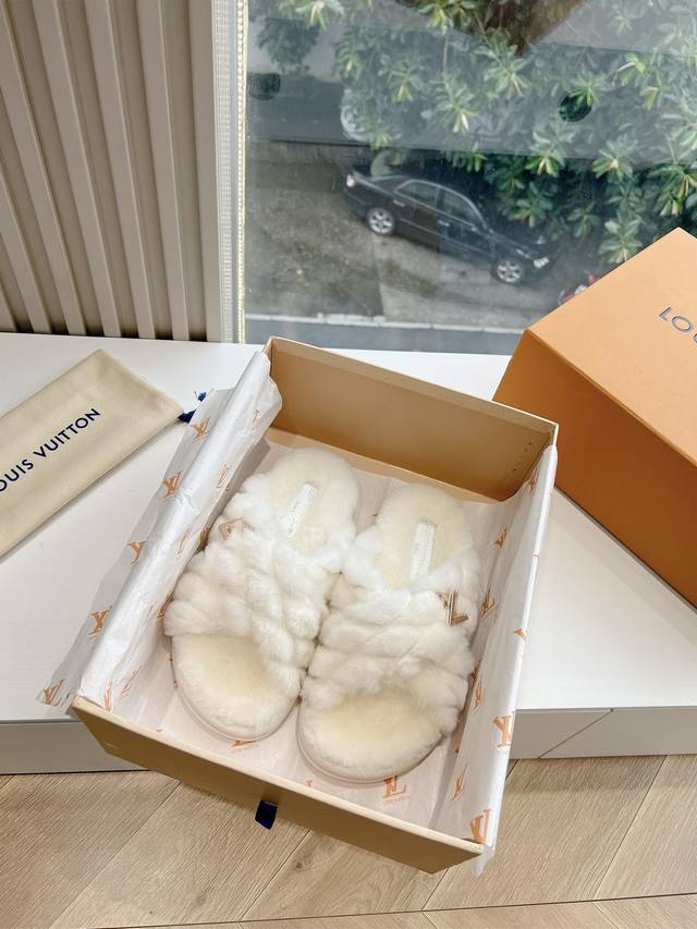 G021高版 Louis Vuitt路易威蹬lv毛毛拖 限定款居家酒店拖鞋 皮草拖鞋頂级品质水貂打造！超温暖的感觉，穿上仿佛踩在云朵上 经典水貂精致高级！ 面料
