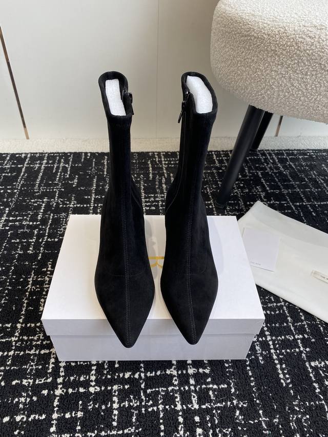 代购级 Therow 24Ss 官网最新弹力瘦瘦靴 The Row靴 是我今年买的最好的一双靴子，穿上立马可见的瘦，对这种脚型好看的靴子无法自拔~ 脚踝的褶皱越