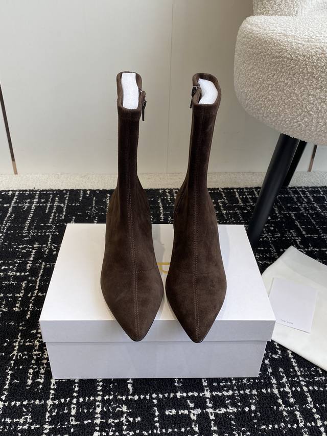 代购级 Therow 24Ss 官网最新弹力瘦瘦靴 The Row靴 是我今年买的最好的一双靴子，穿上立马可见的瘦，对这种脚型好看的靴子无法自拔~ 脚踝的褶皱越