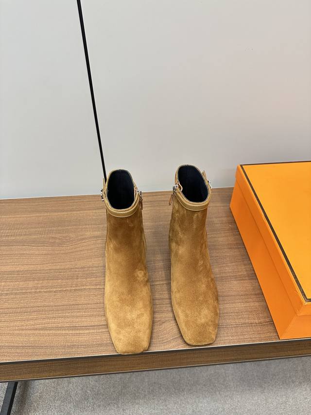 Hermes H家新款爱马仕 方头高跟及踝靴机车短靴 顶级原单品质，市面最高版本，出厂价批 鞋面：进口头层纳帕牛皮，内里牛皮，垫脚混种羊皮，精选头层小牛皮高跟及
