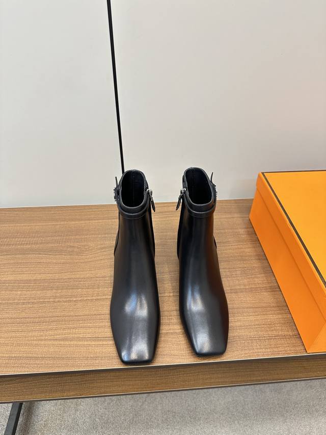Hermes H家新款爱马仕 方头高跟及踝靴机车短靴 顶级原单品质，市面最高版本，出厂价批 鞋面：进口头层纳帕牛皮，内里牛皮，垫脚混种羊皮，精选头层小牛皮高跟及