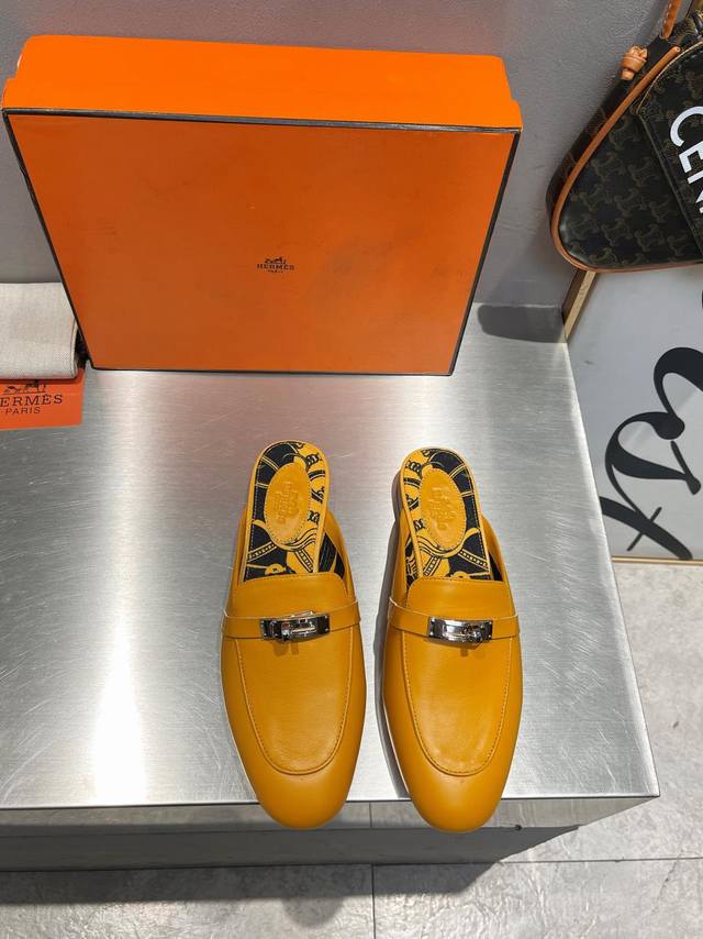 顶级版本 Hermes 爱马仕经典女士半拖 今年h最新限量色 凯莉mini Kelly扣 半拖 、纯进口特定小牛皮，手工制作. 高端订制 正品开模定制 手工缝制
