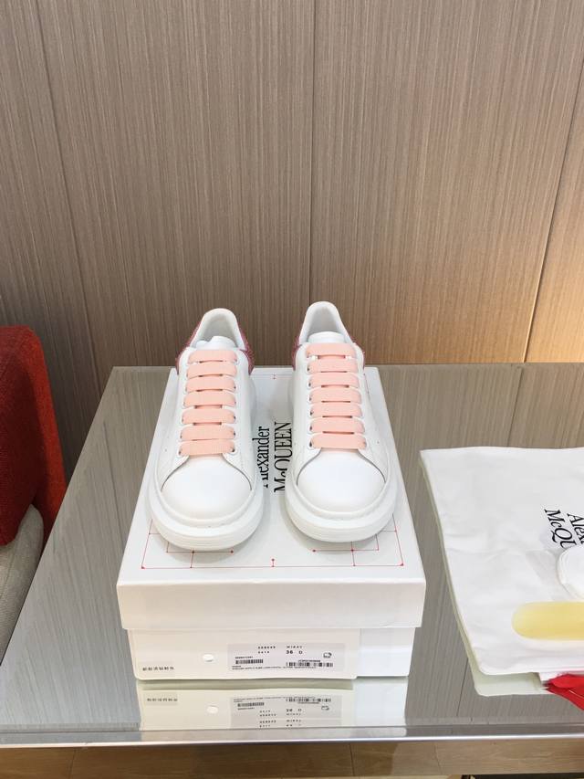 麦昆。高品质顶级版本彩钻alexander Mcqueen 经典明星爆款百搭小白鞋 已升级，全新一代新楦型楦型经过一年刻苦打磨，复刻出与正品百分百一致的整体楦型