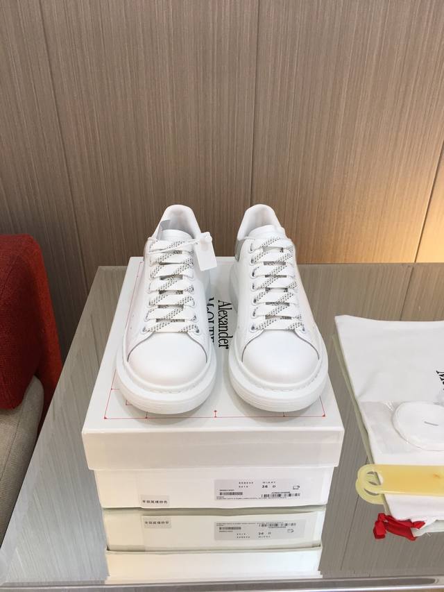 麦昆。高品质顶级版本。牛皮石头纹alexander Mcqueen 经典明星爆款百搭小白鞋 已升级，全新一代新楦型楦型经过一年刻苦打磨，复刻出与正品百分百一致的