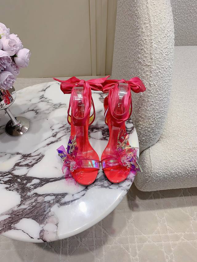 拖鞋 凉鞋 Christian Loubouti* 新款重工红底高跟凉鞋 纯手工缝制胶片花朵 水钻点缀精致奢华 闪耀夺目 富贵迷人 交织出童话般的梦境 垫脚羊皮