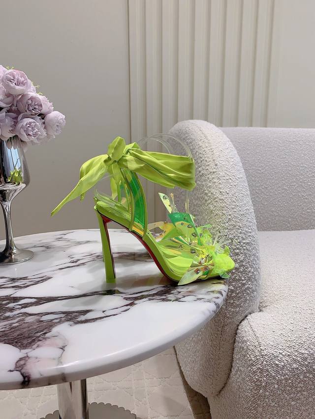 拖鞋 凉鞋 Christian Loubouti* 新款重工红底高跟凉鞋 纯手工缝制胶片花朵 水钻点缀精致奢华 闪耀夺目 富贵迷人 交织出童话般的梦境 垫脚羊皮
