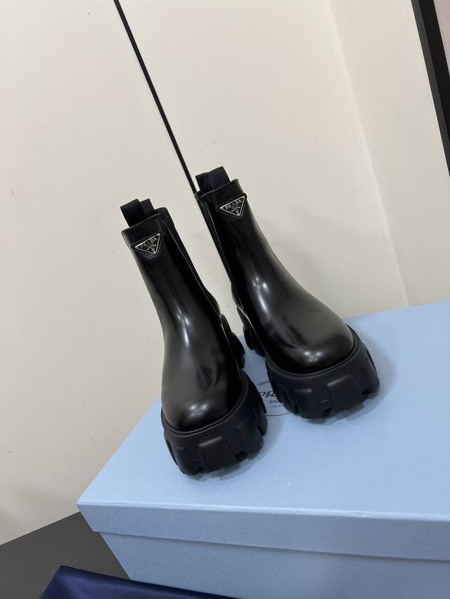 Prada ｜秋冬新品厚底切尔西靴 P家复古新品女靴 秋天氛围感拉满 一年四季搭配都离不开靴子真的太好搭配啦 进口小牛皮 质感满满 细节最重要要 Size：35