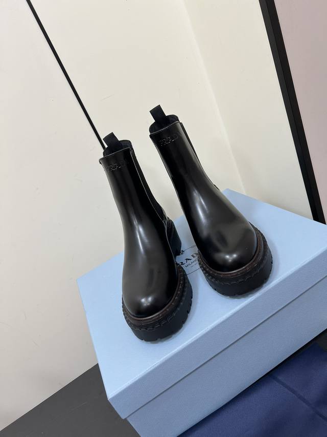 Prada ｜秋冬新品厚底切尔西靴 P家复古新品女靴 秋天氛围感拉满 一年四季搭配都离不开靴子真的太好搭配啦 进口小牛皮 质感满满 细节最重要要 Size：35