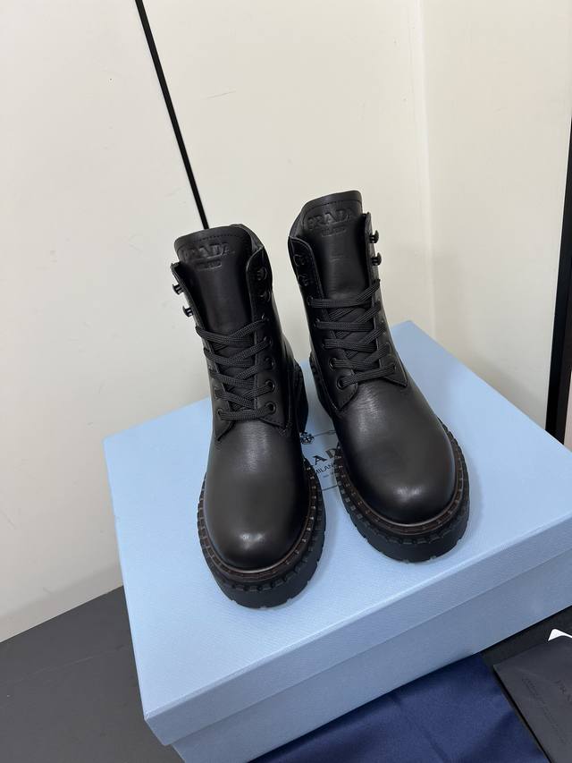 Prada ｜秋冬新品厚底系带马丁靴 P家复古新品女靴 秋天氛围感拉满 一年四季搭配都离不开靴子真的太好搭配啦 进口小牛皮 质感满满 细节最重要要 Size：3