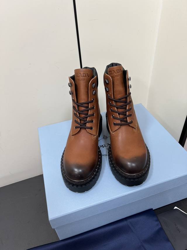 Prada ｜秋冬新品厚底系带马丁靴 P家复古新品女靴 秋天氛围感拉满 一年四季搭配都离不开靴子真的太好搭配啦 进口小牛皮 质感满满 细节最重要要 Size：3