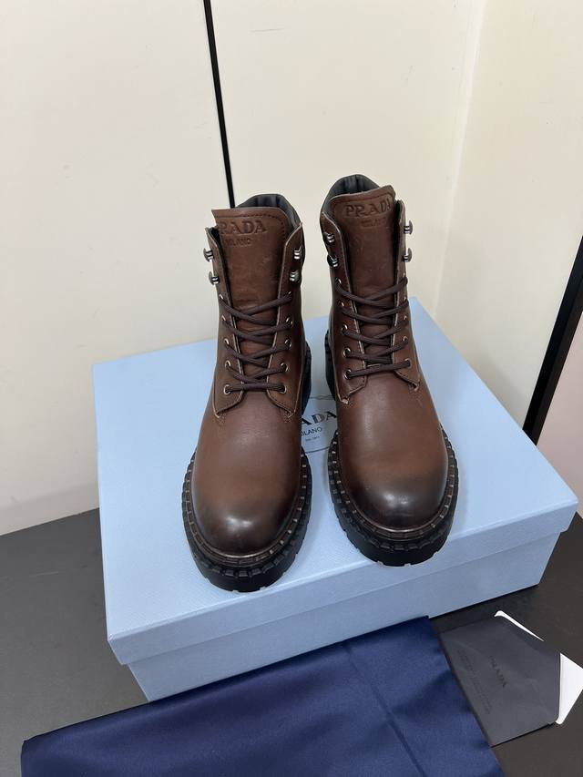Prada ｜秋冬新品厚底系带马丁靴 P家复古新品女靴 秋天氛围感拉满 一年四季搭配都离不开靴子真的太好搭配啦 进口小牛皮 质感满满 细节最重要要 Size：3