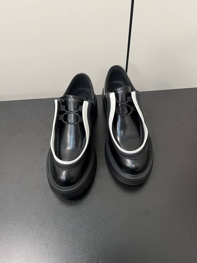 Prada 普拉达 新款皮鞋厚底乐福鞋 走秀火爆款 穿上增高帅气 皮面十分高级 简约清爽的表现足以表达对鞋子的个个细节的把控 面料：进口开边珠牛皮 牛皮内里 厚