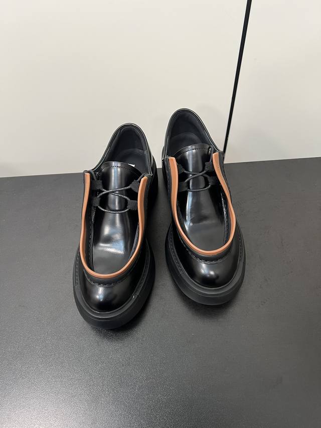 Prada 普拉达 新款皮鞋厚底乐福鞋 走秀火爆款 穿上增高帅气 皮面十分高级 简约清爽的表现足以表达对鞋子的个个细节的把控 面料：进口开边珠牛皮 牛皮内里 厚