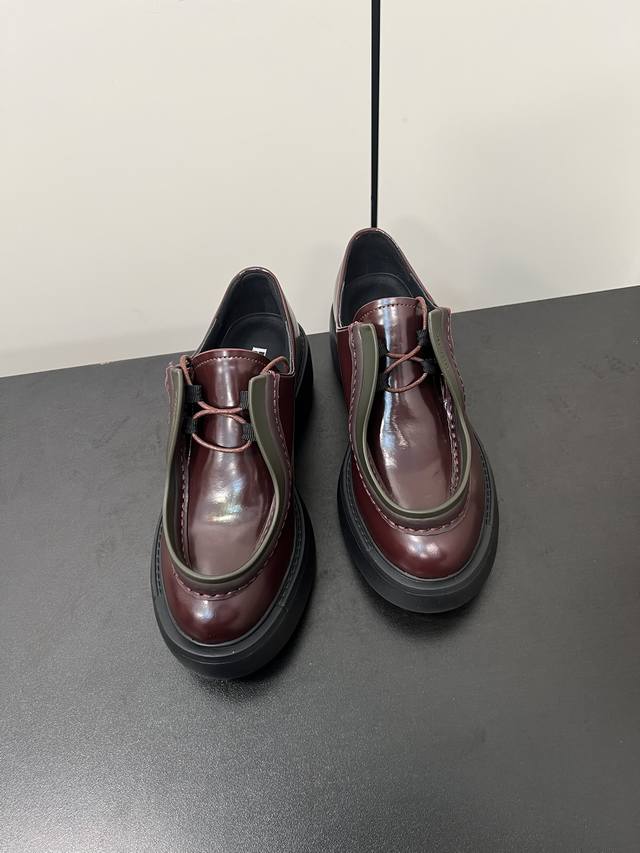 Prada 普拉达 新款皮鞋厚底乐福鞋 走秀火爆款 穿上增高帅气 皮面十分高级 简约清爽的表现足以表达对鞋子的个个细节的把控 面料：进口开边珠牛皮 牛皮内里 厚