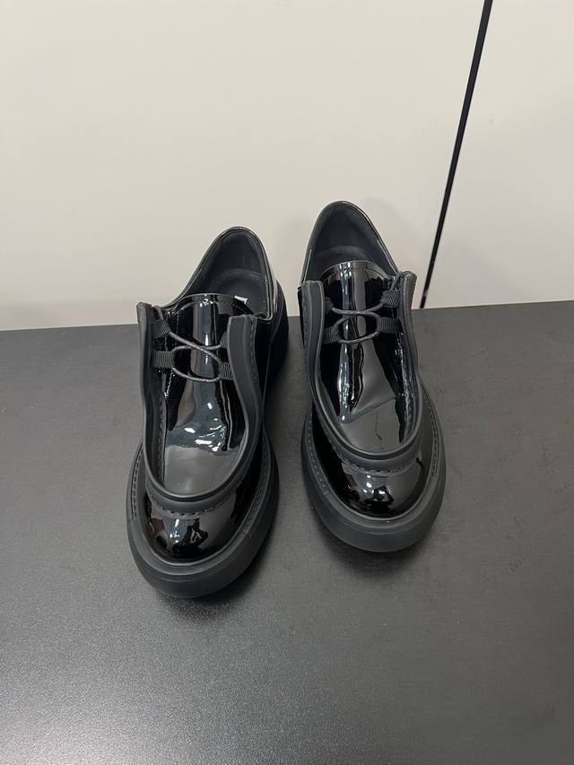 Prada 普拉达 新款皮鞋厚底乐福鞋 走秀火爆款 穿上增高帅气 皮面十分高级 简约清爽的表现足以表达对鞋子的个个细节的把控 面料：进口开边珠牛皮 牛皮内里 厚