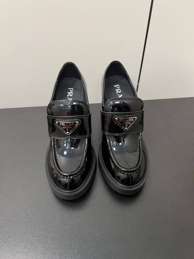 Prada 经典款倒三角复古高跟单鞋 普拉达真的是超级复古 每款鞋都很美 这款单鞋特别的好看今年最新的倒三角标志设计感也很强！注意看鞋头一双好的鞋子摆在哪里鞋型