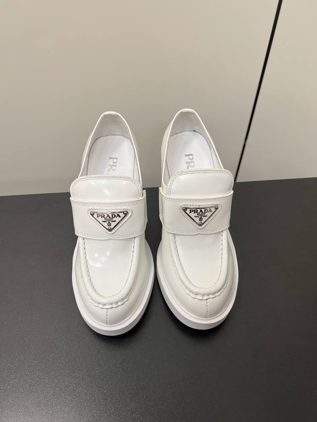 Prada 经典款倒三角复古高跟单鞋 普拉达真的是超级复古 每款鞋都很美 这款单鞋特别的好看今年最新的倒三角标志设计感也很强！注意看鞋头一双好的鞋子摆在哪里鞋型