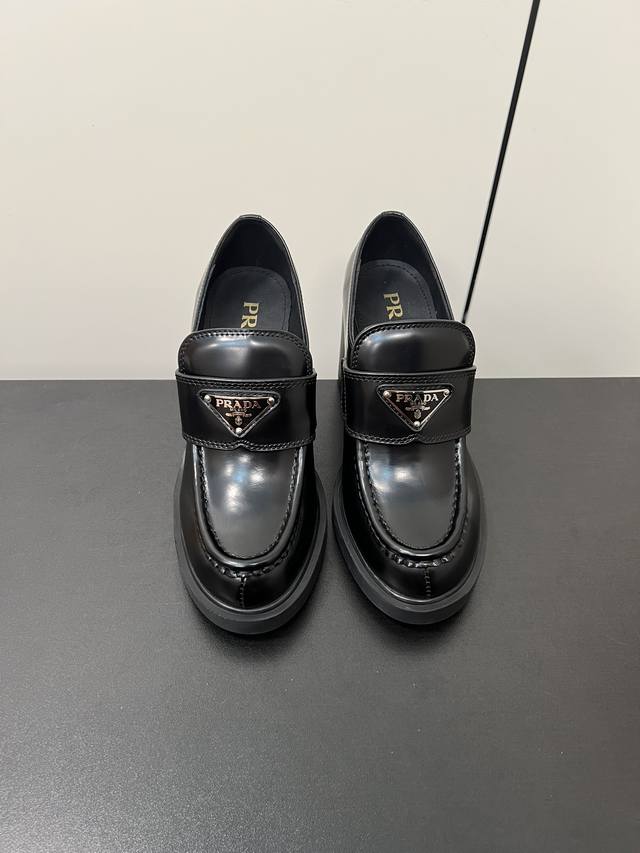 Prada 经典款倒三角复古高跟单鞋 普拉达真的是超级复古 每款鞋都很美 这款单鞋特别的好看今年最新的倒三角标志设计感也很强！注意看鞋头一双好的鞋子摆在哪里鞋型