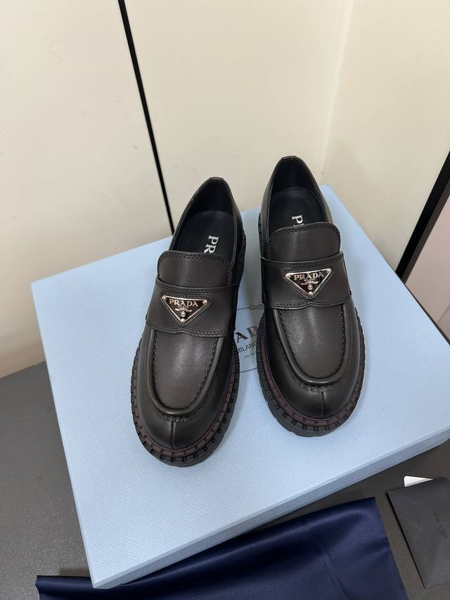 Prada普拉达 24Ss 秋冬 厚底三角标乐福鞋 时尚厚底休闲乐福鞋 独到味道，人人都爱也轻松驾驭 每年都会爆.还有就是百搭经典的鞋楦，足以征服你，穿上它，增
