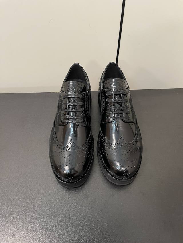Prada 普拉达 Ss24 New Arrival P家24春夏 厚底布洛克雕花德比鞋新品 开边珠小牛皮材质，真皮沿条装饰 精致手工雕花 学院风，胶感轻盈，增