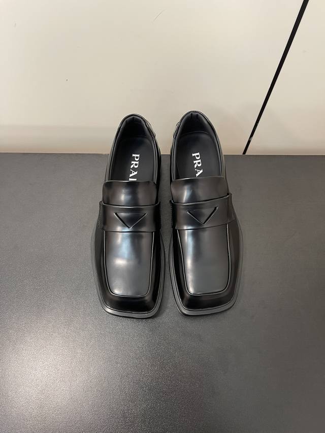 男款350Prada P家 新款德比情侣乐福鞋 超有范的厚底德比鞋 高级又时髦 小三角标的设计很精致 平头设计减少了商务感 一身日常装也会很好搭！ 鞋面开边珠牛