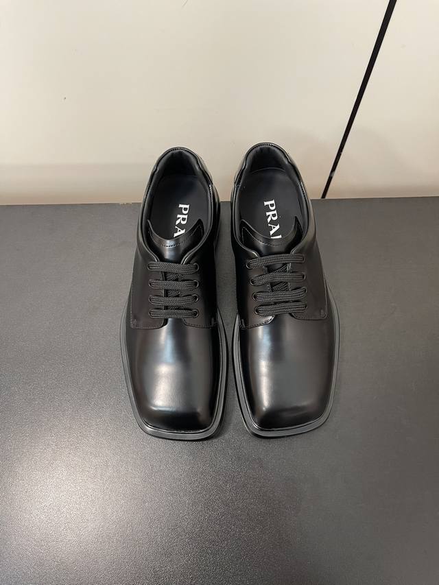 男款350Prada P家 新款德比情侣乐福鞋 超有范的厚底德比鞋 高级又时髦 小三角标的设计很精致 平头设计减少了商务感 一身日常装也会很好搭！ 鞋面开边珠牛