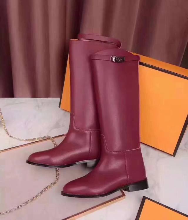 爆款来袭hermes.经典升级版面料全牛皮的超级经典的爱马仕kelly扣骑士靴.穿上你就是女王.挺拔的靴筒.法抗拒的楦头.经典中的经典.爱马仕的kelly包流行