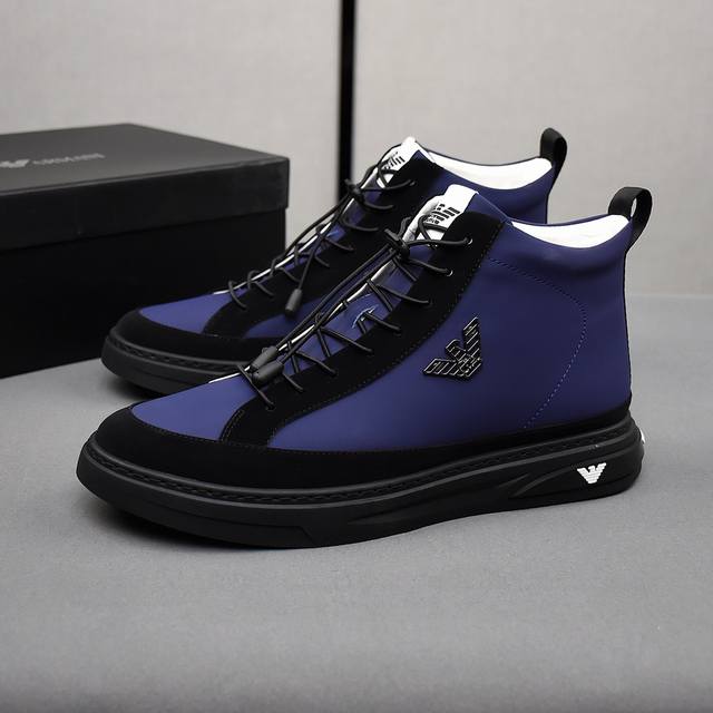 Armani 阿玛尼 爆款 著名奢侈品牌，高端系列休闲男鞋，以经典的设计成为永不落幕的时尚宠儿，经典的休闲造型。采用头层牛皮全羊里品牌专用大底，整体设计和谐统一