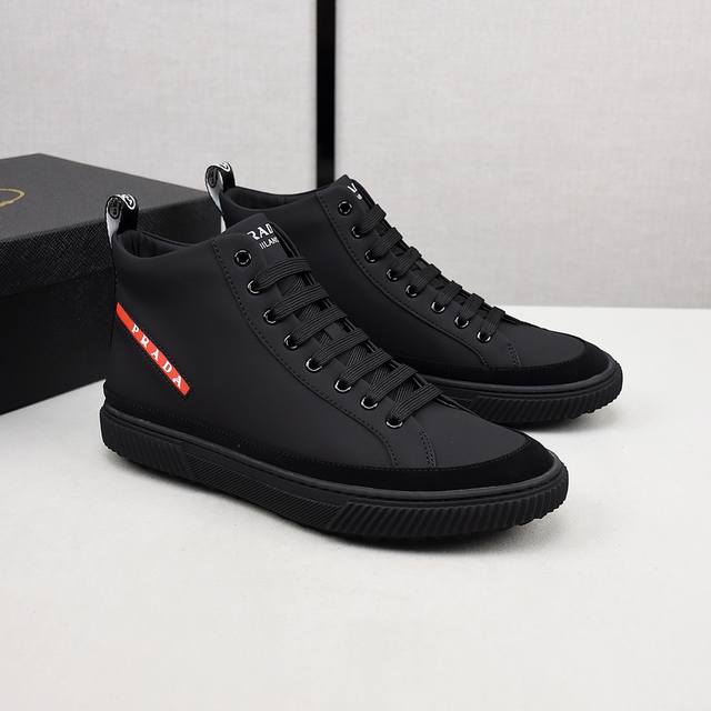 Prada 普拉达 高帮运动休闲鞋。 。鞋面采用牛皮，羊皮内里，橡胶大底，脚感舒适，男码38-44，按平时穿着码数选择。