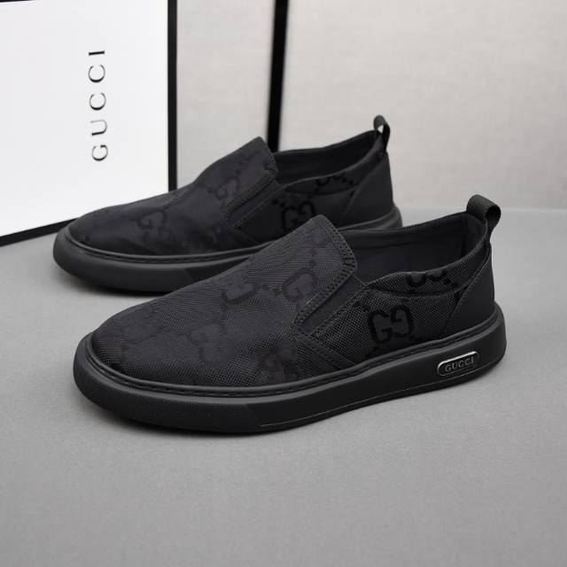 Gucci 古驰 ，时尚小布鞋，鞋面采用透气布料，橡胶发泡鞋底，男码38-44