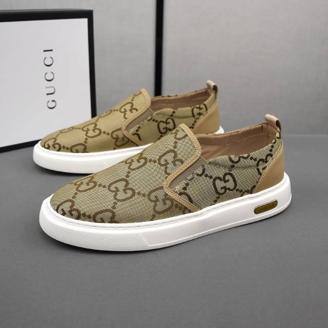 Gucci 古驰 ，时尚小布鞋，鞋面采用透气布料，橡胶发泡鞋底，男码38-44