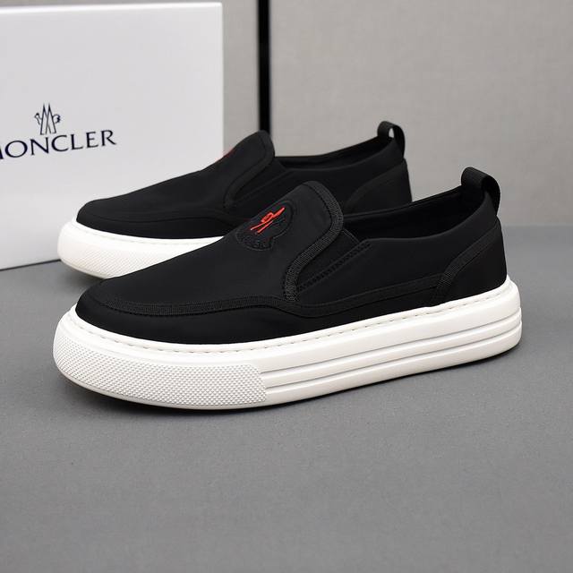 Moncler 蒙口 。透气小布鞋，鞋面采用舒适透气布料，超轻软橡胶大底。男款38-44。