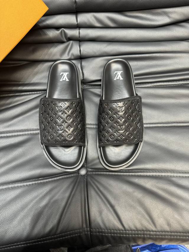 38-45 Louis V*高端精品 奢品拖鞋，1:1高端品质，休闲阳光宽松舒适型，最高版本高品质精品，经夏季必入哦！