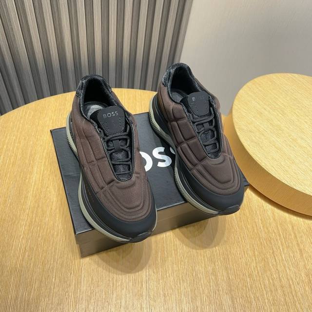 工厂 Boss 新款男仕运动鞋 知名运动品牌新款隆重上市 以奢华高端设计出货 鞋面原版定制透气布制作 羊皮垫脚 叠层设计鞋面线条感层次分明，轻质橡胶大底。轻奢风