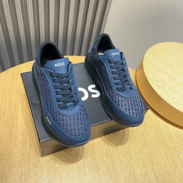工厂 Boss 新款男仕运动鞋 知名运动品牌新款隆重上市 以奢华高端设计出货 鞋面原版定制透气布制作 羊皮垫脚 叠层设计鞋面线条感层次分明，轻质橡胶大底。轻奢风