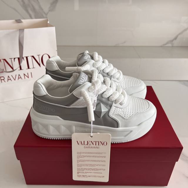 今日新色 华伦天奴 情侣款运动鞋系列ｐ Valentino 新款情侣运动鞋 火爆发售. 原版zp入购拆解. 反复打版调改. 力要一比一还原！顶级奢华力作 招牌柳