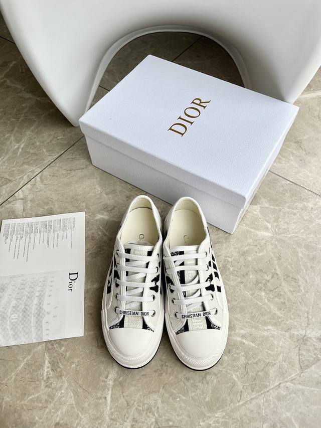 现货高品质 Dior 迪奥 平底运动鞋采用全刺绣标志性图案市场顶级品质国外专柜爆款非市场普通仿版面料采用意大利进口布料刺绣鞋面，原版模具注胶logo磨砂五角星大