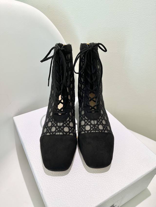 工厂价p Dior 迪奥 春夏走秀高定系列naughtily-D女靴 Cd字母logo 藤格纹通体提花刺绣优雅及裸凉靴 明星同款粗跟方头系带流苏罗马后拉链短靴