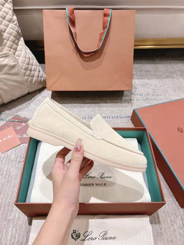 男款加20 C罗 贝克汉姆 古天乐....各大明星同款情侣款 Lp新品发售loro Piana 官网同款针织乐福鞋｜采用 Wish 牛绒面料制作｜缝制鞋面采用独