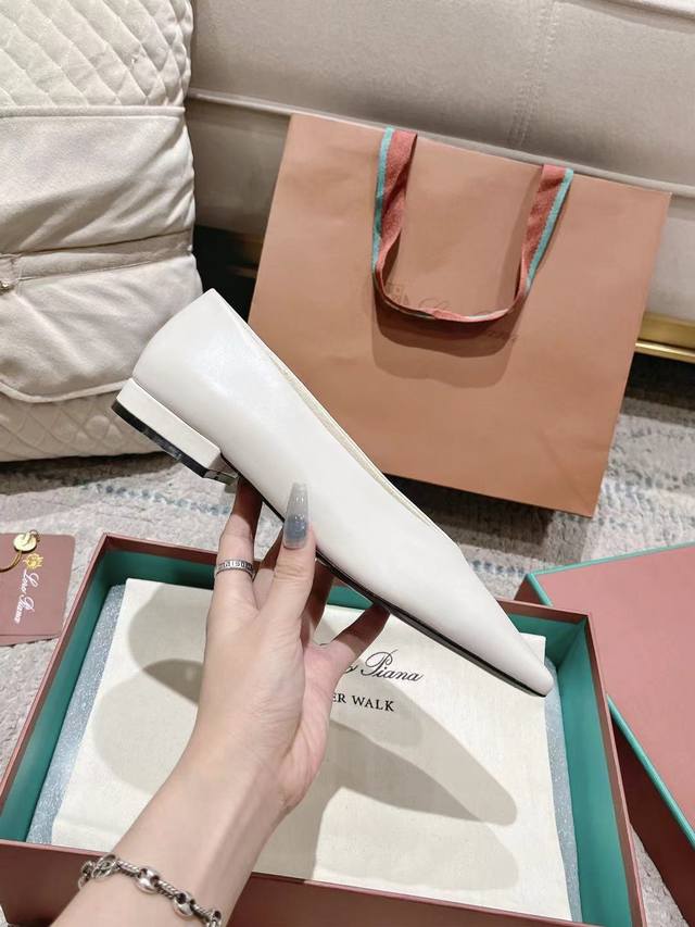 胎牛 新款奶奶鞋，马思纯亮相loro Piana松弛感穿搭单鞋，奶奶鞋，面料顶级胎牛 羊京，春夏顶级奶奶鞋，Lp极简主义之rebecca系列没有显眼的lg.没有