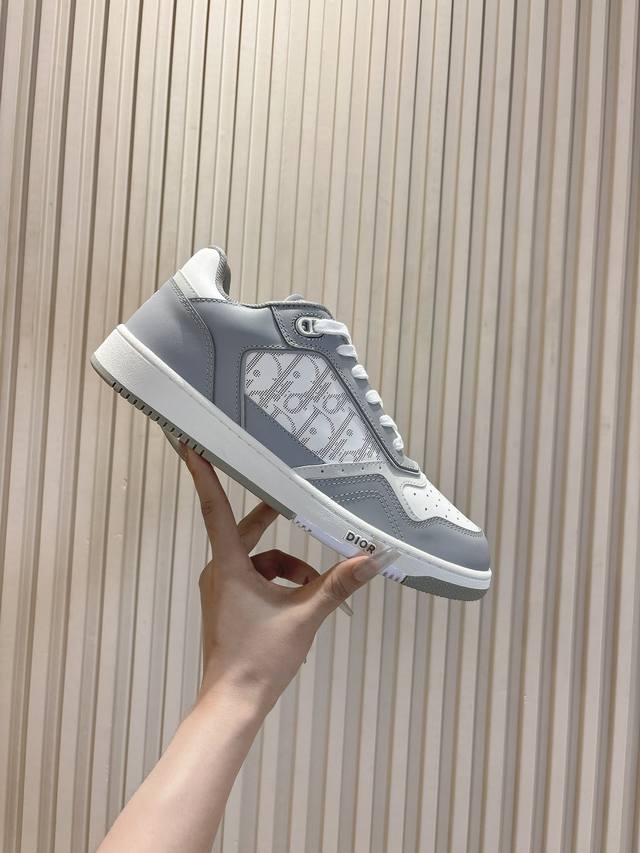 Dior迪奥b27情侣款运动系列 现在市面炒得最火的一款休闲鞋：低帮款，高帮款，情侣款 Aj款没买到的宝宝们可以疯抢这双，因为这两双整体设计都有点相似 M多网红