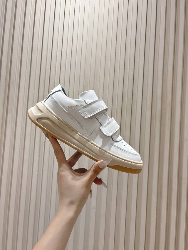 Acne Studios专柜最新厚底休闲魔术贴笑脸小白鞋，如果你穿腻了celine厚底 那一点要试试acne的这款厚底！！太好穿 太轻便了！厚底6.5妥妥拉腿型