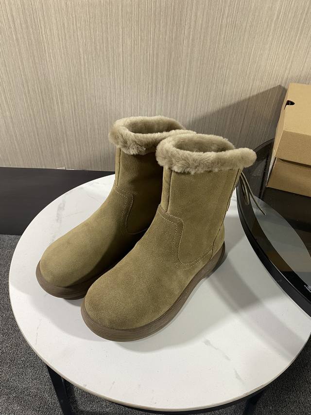 工厂价 Ugg韩式雪地靴升级版24年新款，Mra级摩卡星羊毛，顶级品质，反毛牛皮面料与羊毛的绝美匹配，简单大方的宽边缘橡胶鞋底，彰显不凡与大气，冬天极寒不怕断底