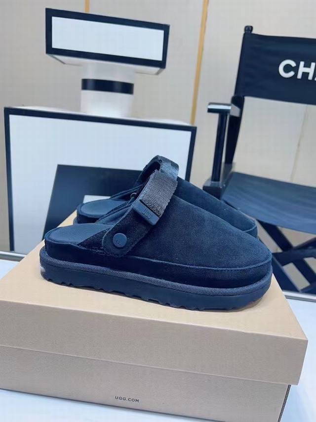 Ugg女神必备-厚底凉鞋上线啦 Ugg春夏新款金星厚底拖鞋上市 颜色：沙色 经典栗色 黑色 鞋底厚5.5厘米 显高挑更易搭配 翻毛皮的材质 更贴合脚背 舒适透气
