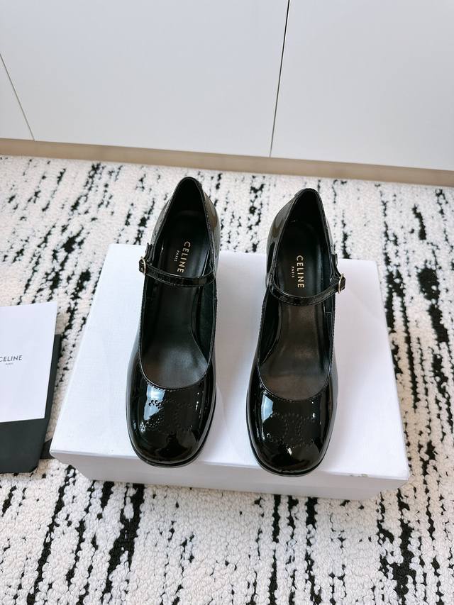 代购级 出厂 Celine 24Ss 超级减龄的少女款，一双过分美丽的玛丽珍鞋 穿脱很方便，柔软的漆皮面料加分时髦度，我要通过这款鞋消除漆皮在大家心里偏硬磨脚的