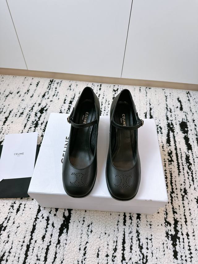 代购级 出厂 Celine 24Ss 超级减龄的少女款，一双过分美丽的玛丽珍鞋 穿脱很方便，柔软的漆皮面料加分时髦度，我要通过这款鞋消除漆皮在大家心里偏硬磨脚的