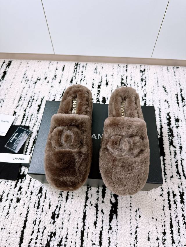 代购级 出厂 小香秋冬懒人毛毛拖 厚底 流行风纯皮毛一体羔羊毛打造！小香lg超温暖的感觉，穿上仿佛踩在云朵上 精致高级！让这双毛拖身价陡增！非常好穿不打滑，而且