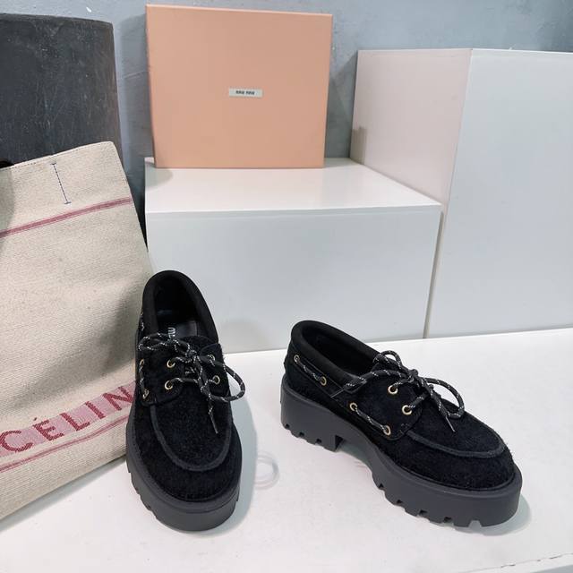 高品质出厂 ！顶级品质miumiu 缪缪24Ss秋冬系带牛反绒厚底乐福鞋！英伦学院风气质单品！ 高端制作，怎么穿都好看 今夏时髦精最爱的单品，系带款的包容性更强