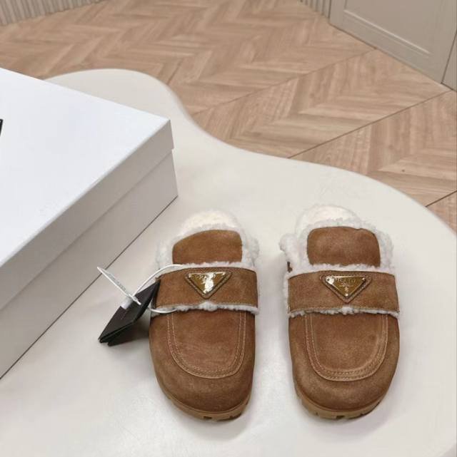 顶级版本出 最新系列！Prada 普拉达 秋冬季新款毛拖鞋 三角扣面包包头半拖鞋 最新走秀系列 经典升级 舒适度与时髦度并存 每个颜色搭配都好看，设计搭配不同风